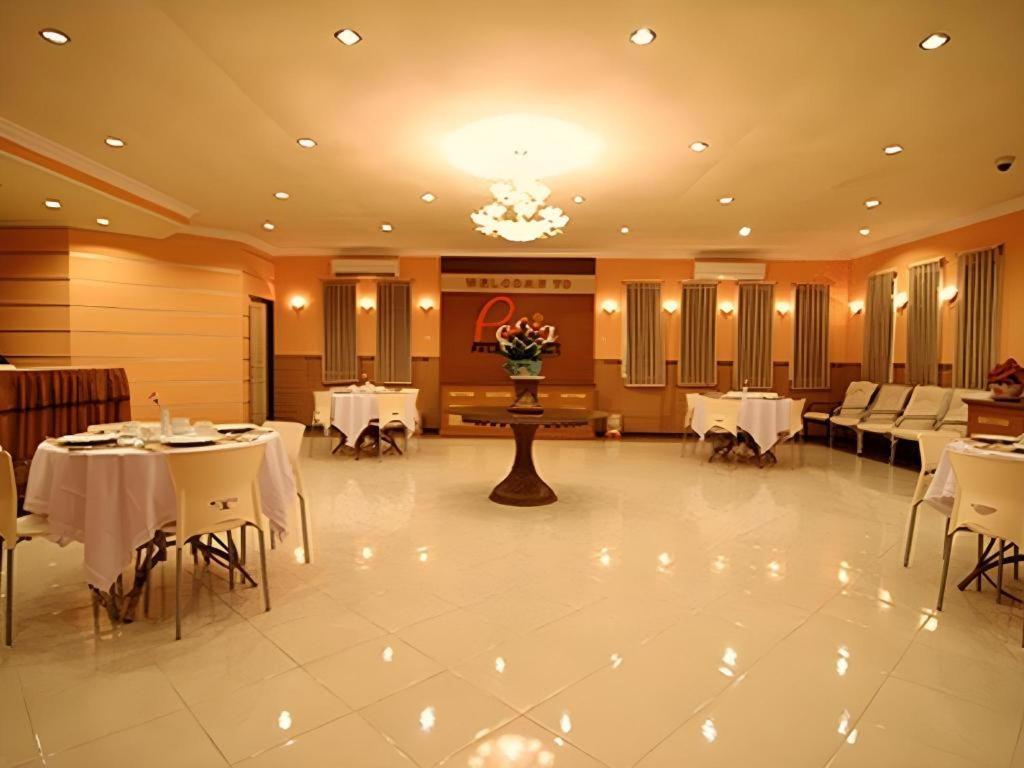 Patria Palace Hotel Blitar Exterior foto