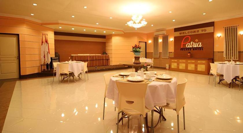 Patria Palace Hotel Blitar Exterior foto