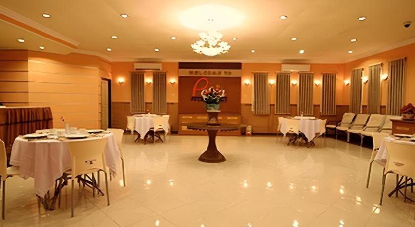 Patria Palace Hotel Blitar Exterior foto