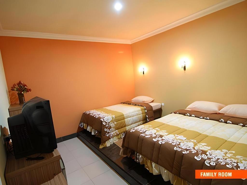 Patria Palace Hotel Blitar Exterior foto