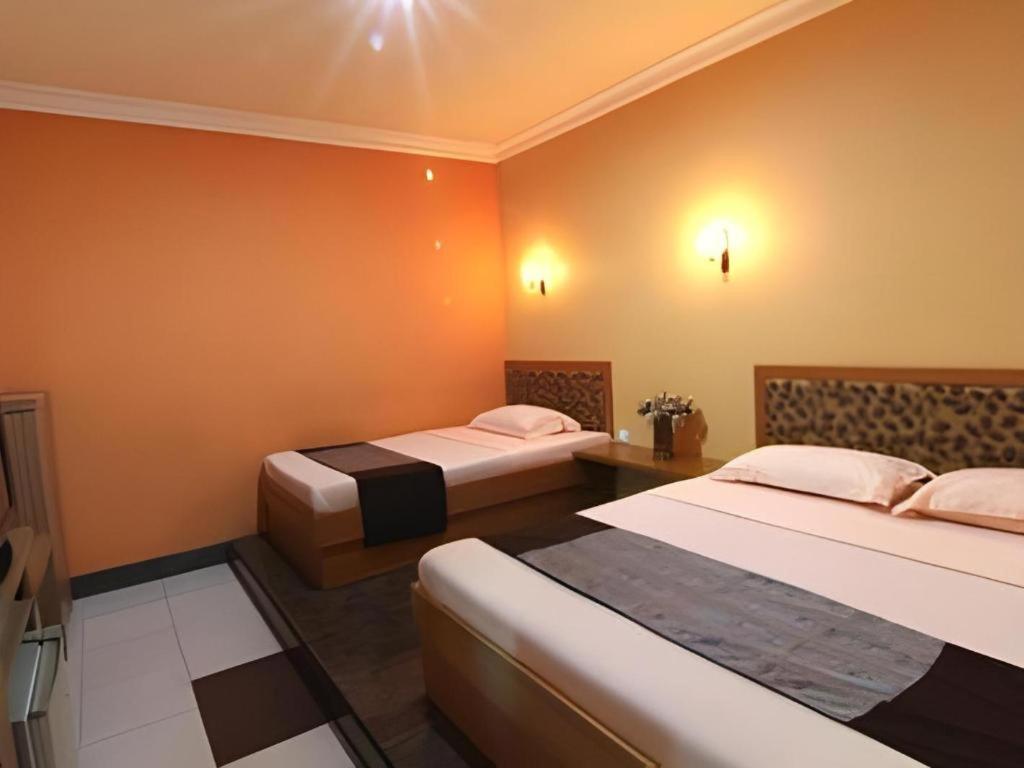 Patria Palace Hotel Blitar Exterior foto