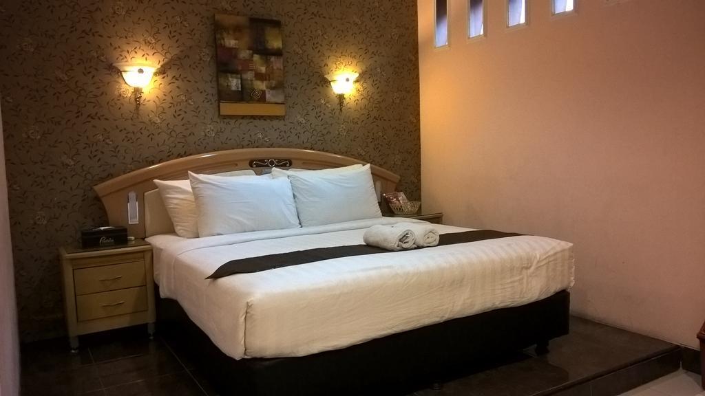 Patria Palace Hotel Blitar Zimmer foto